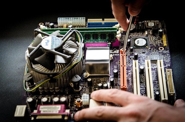 Internaliser ou externaliser sa maintenance informatique ?